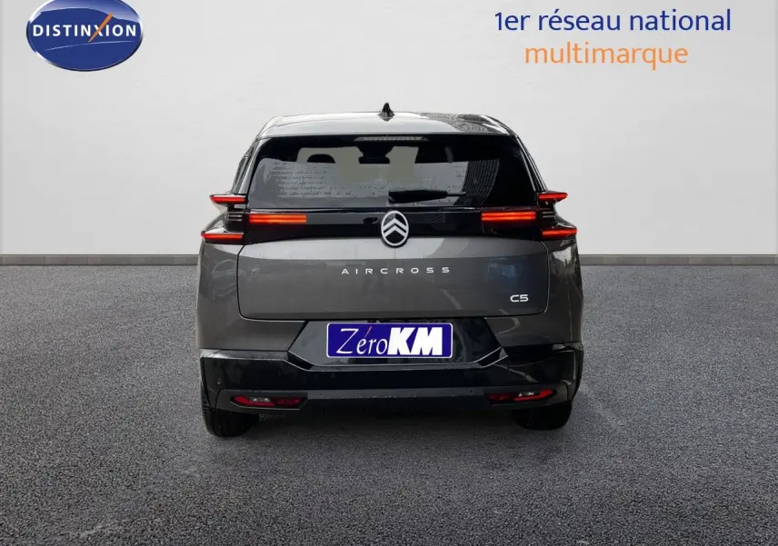 Vue arrière d'une Citroën C5 Aircross gris platinium métallisé avec feux LED horizontaux allumés.