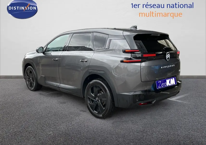 Vue 3/4 arrière droite du Citroën C5 Aircross Hybrid gris platinium métal avec jantes noires et feux LED horizontaux.