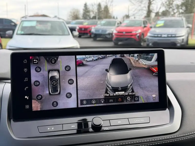 Vue écran intérieur montrant la caméra 360° du Nissan Qashqai noir Hybrid e-POWER 2025 avec vue aérienne et arrière.