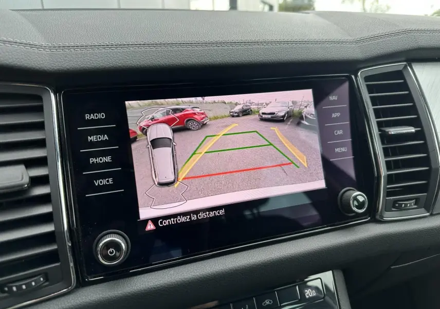 Écran de caméra de recul dans le tableau de bord du Skoda Kodiaq blanc glacier, vue intérieure centrale.