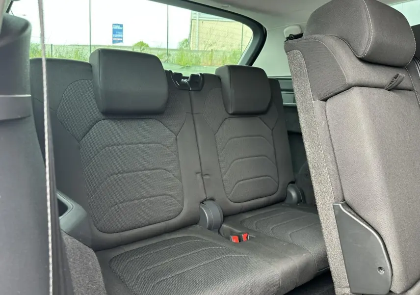 Vue intérieure sur la troisième rangée de sièges noirs du Skoda Kodiaq 2024, version 7 places, tissu texturé.