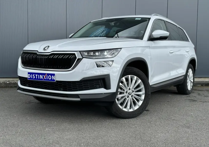 SUV Skoda Kodiaq blanc glacier en 3/4 avant droit, avec calandre noire et jantes alliage 18 pouces ELBRUS.