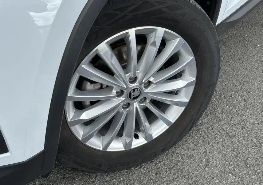 Gros plan sur la jante alliage 18 pouces Elbrus argentée du Skoda Kodiaq blanc glacier, côté avant droit.