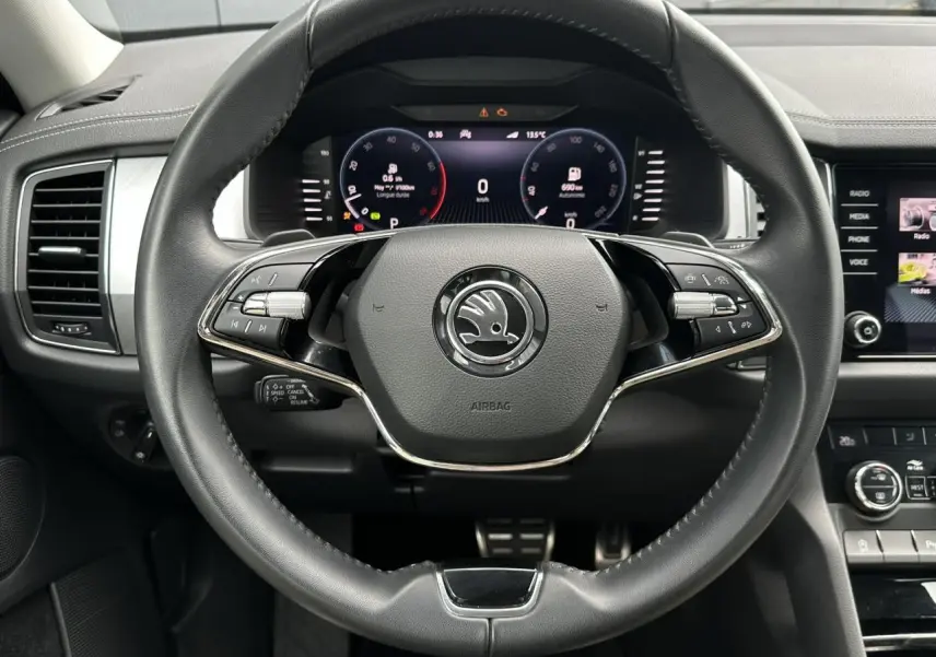 Vue rapprochée du volant noir de la Skoda Kodiaq 2024 avec affichage numérique et commandes intégrées.