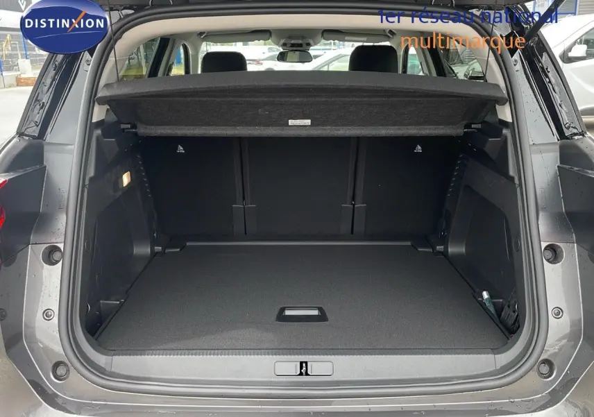 Coffre ouvert d'un Citroën C5 Aircross 2025 gris platinium métal avec toit noir, vue arrière montrant l'espace de chargement.