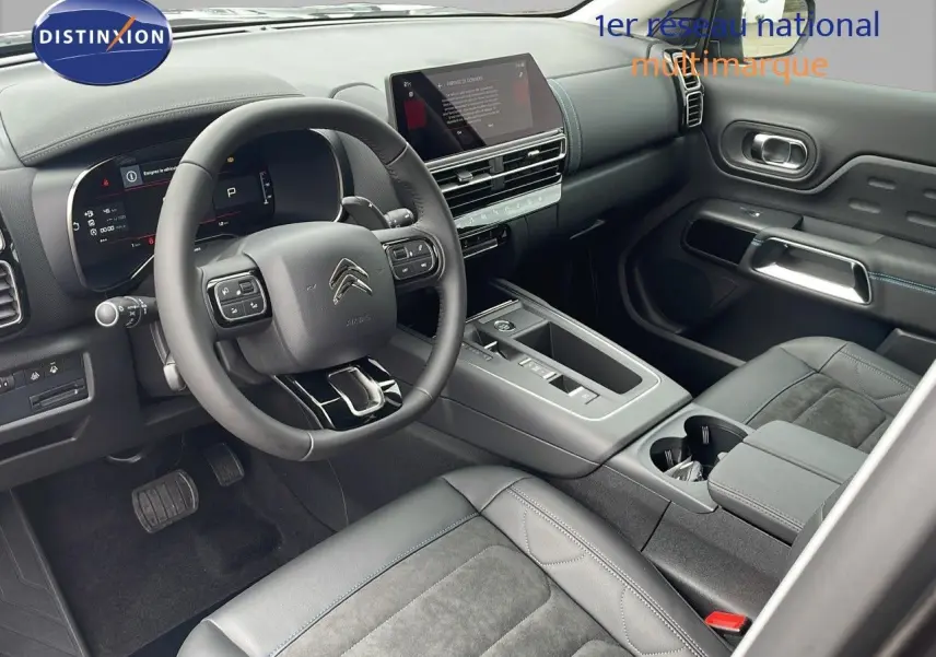 Intérieur avant droit du Citroën C5 Aircross 2025 gris platinium, volant multifonction et écran tactile central visible