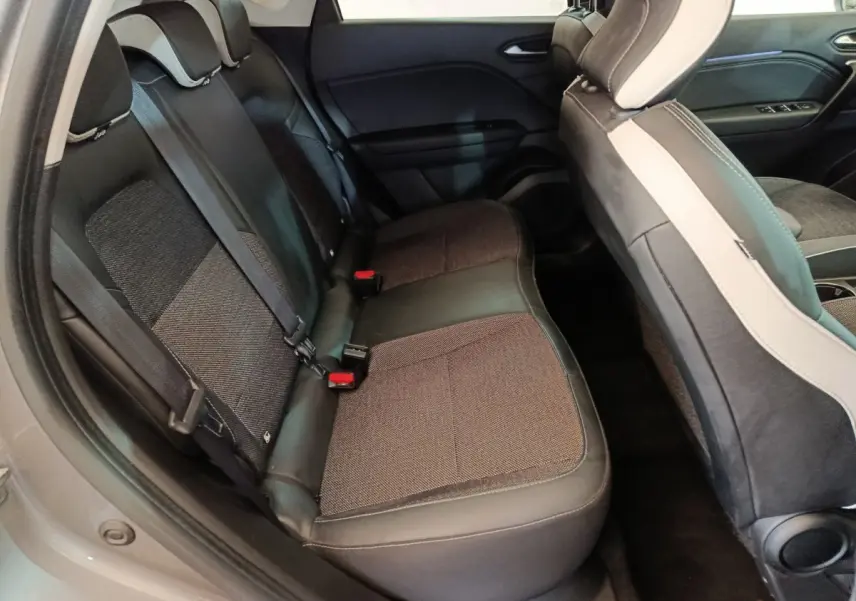 Vue intérieure côté gauche sur la banquette arrière gris foncé et noir du Renault Captur Techno TCe 90 2024.