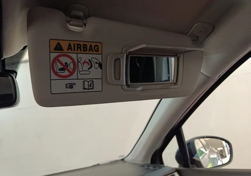 Miroir de courtoisie ouvert sur pare-soleil beige côté conducteur dans l'habitacle du Renault Captur gris foncé 2024
