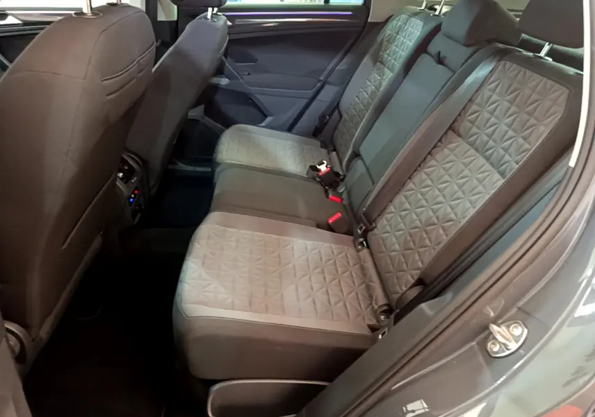 Vue intérieure côté droit des sièges arrière gris à motifs géométriques du Volkswagen Tiguan 2.0 TDI 150 DSG7 Life Business 2021.