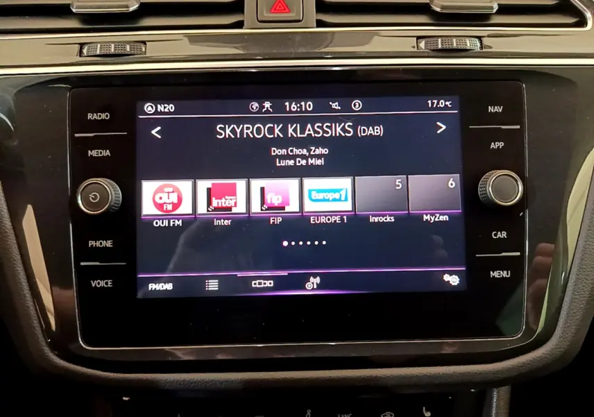 Écran tactile central du Volkswagen Tiguan gris clair 2021 affichant la radio Skyrock Klassiks en mode DAB.