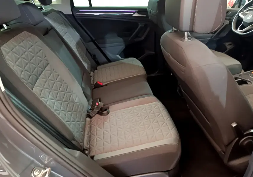 Vue intérieure côté gauche sur les sièges arrière gris à motifs du Volkswagen Tiguan 2.0 TDI 150 DSG7 Life Business 2021.