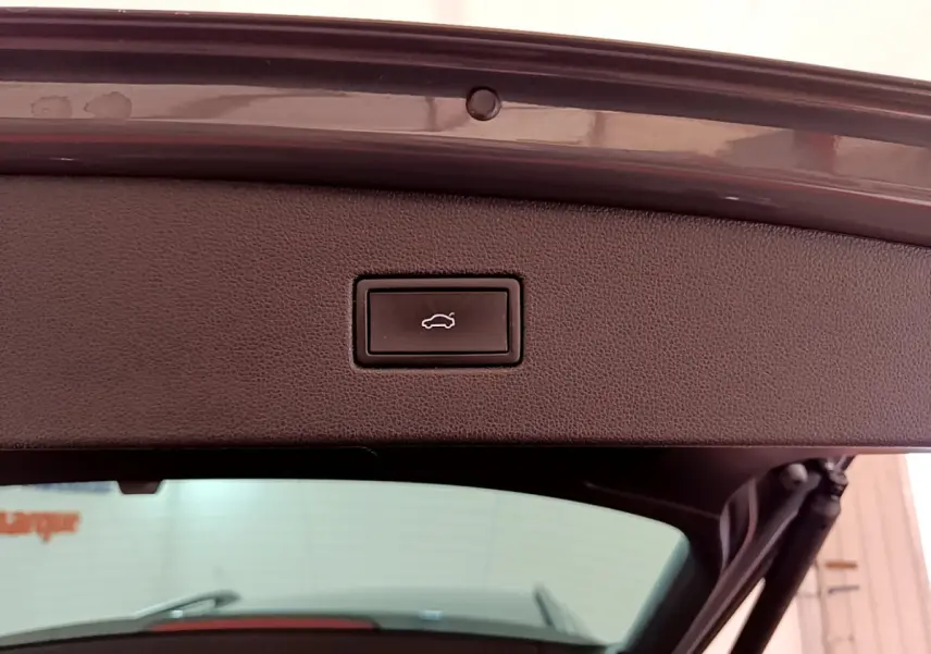 Bouton d'ouverture électrique du coffre sur le hayon intérieur d'un Volkswagen Tiguan gris clair 2021.