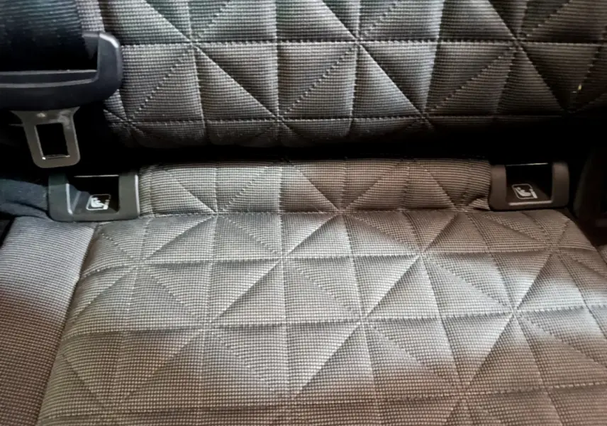 Détail des fixations Isofix sur la banquette arrière grise du Volkswagen Tiguan 2021.