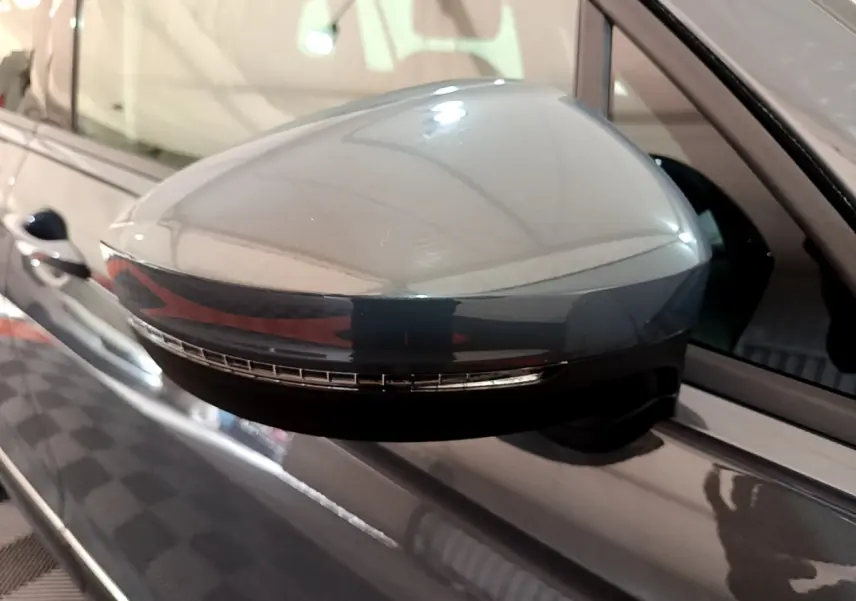 Rétroviseur côté gauche gris clair du Volkswagen Tiguan 2.0 TDI 150 DSG7 Life Business avec clignotant intégré.