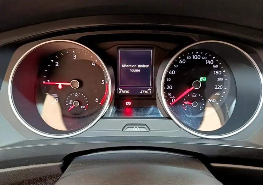 Tableau de bord du Volkswagen Tiguan 2021 avec affichage digital central et compteurs analogiques au repos.