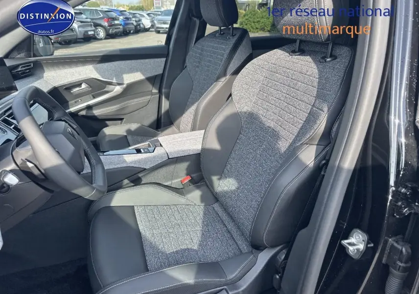 Intérieur de la Peugeot 3008 noir perla nera, vue côté conducteur sur sièges tissu et cuir gris et noir.
