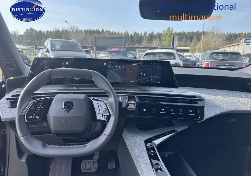 Vue intérieure frontale du tableau de bord et volant cuir noir du Peugeot 3008 1.2 hybrid 145 allure e-dcs6 2025.