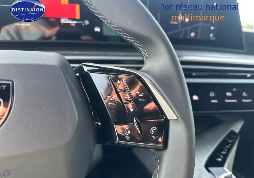 Gros plan sur la partie gauche du volant cuir multifonction d’un Peugeot 3008 noir perla nera, avec commandes audio et téléphone.