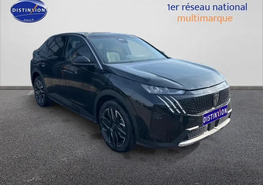 Peugeot 3008 noir perla nera en 3/4 avant droit, avec calandre distinctive et jantes alu noires.