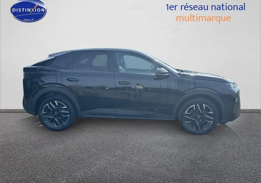 Profil droit d’un Peugeot 3008 noir perla nera 2025 avec jantes alliage et lignes modernes distinctives.