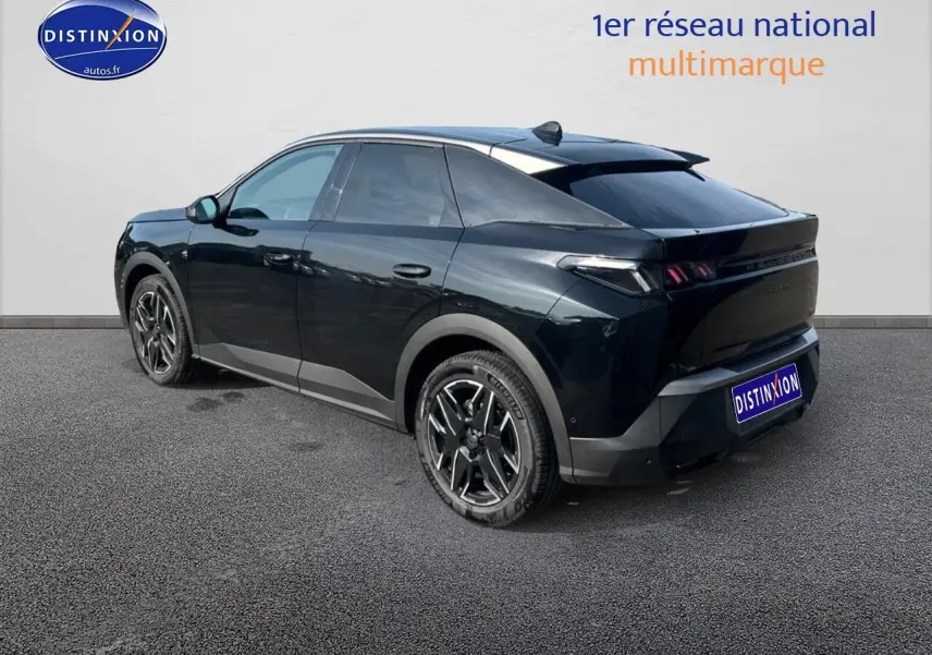Peugeot 3008 noir perla nera, vue 3/4 arrière droit, jantes alu et feux arrière LED distinctifs.