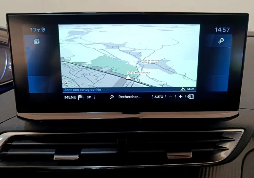 Écran tactile central affichant la navigation 3D dans l'habitacle du Peugeot 3008 gris foncé, vue de face.