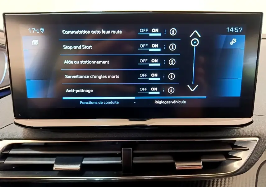 Écran tactile central du Peugeot 3008 gris foncé 2022 affichant les réglages d’aides à la conduite.