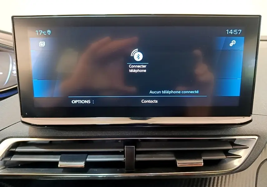 Écran tactile central du tableau de bord du Peugeot 3008 gris foncé, affichant la connexion Bluetooth au téléphone.
