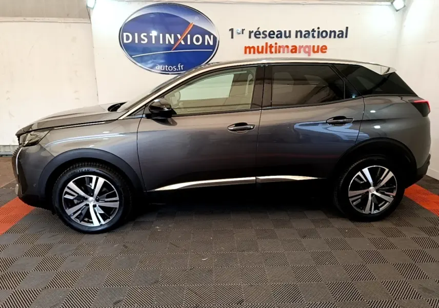 Peugeot 3008 BlueHDi 130 gris foncé vue de profil côté gauche, avec jantes alliage et toit noir contrasté.