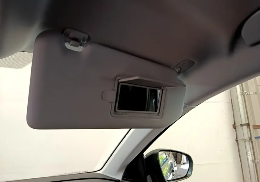 Détail du pare-soleil côté conducteur avec miroir intégré dans l’habitacle du Peugeot 3008 gris foncé.