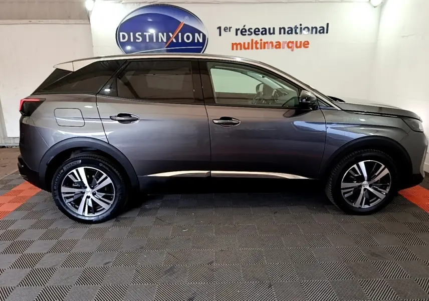 Profil droit d’un Peugeot 3008 BlueHDi 130 gris foncé 2022 avec jantes alliage et vitres teintées.