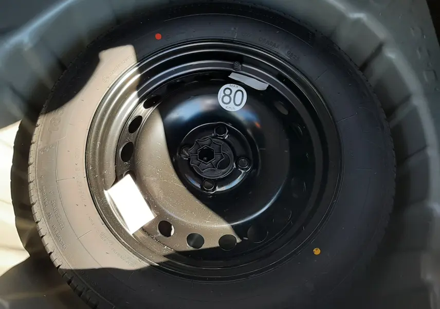 Vue plongeante sur la roue de secours noire du Dacia Sandero Stepway 2025, avec étiquette de vitesse 80 km/h visible.