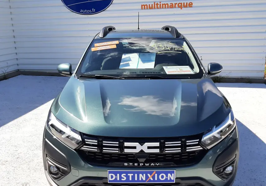 Vue avant d'une Dacia Sandero Stepway 2025 en vert cèdre, avec calandre noire et logo central distinctif.