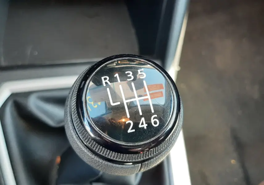 Gros plan sur le levier de vitesses manuel noir de la Dacia Sandero Stepway 2025, intérieur gris et tissu visible.