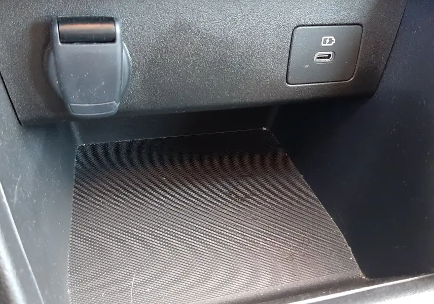 Détail de la console centrale intérieure de la Dacia Sandero Stepway 2025, montrant une prise USB-C et un port 12V.