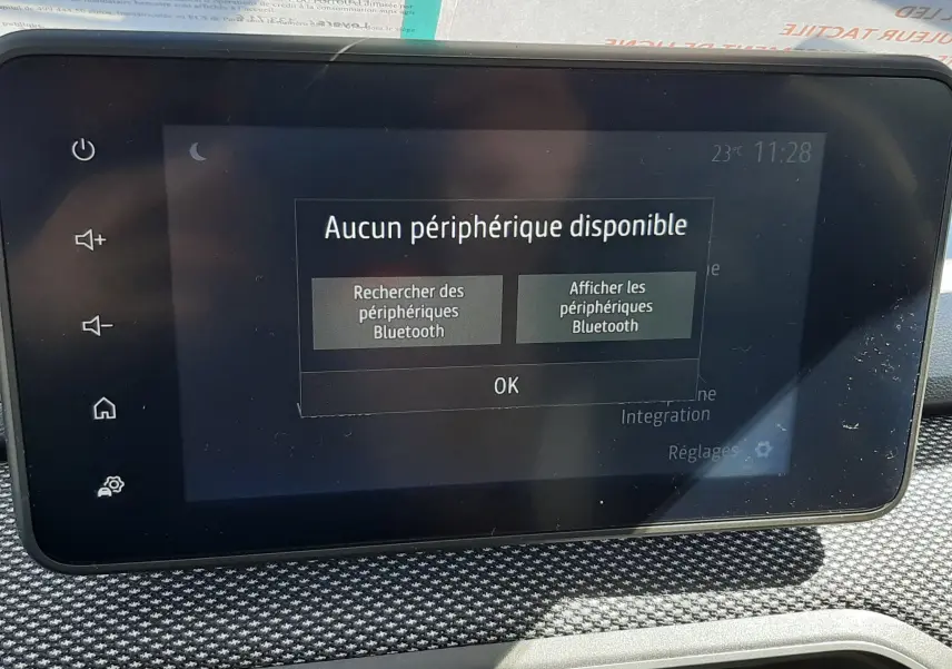 Écran tactile central du tableau de bord de la Dacia Sandero Stepway 2025, affichant un message Bluetooth.
