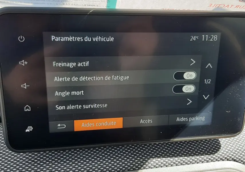 Écran tactile intérieur de la Dacia Sandero Stepway 2025 montrant les paramètres d’aides à la conduite.