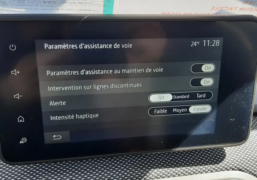 Écran tactile intérieur du Dacia Sandero Stepway 2025 montrant les réglages d’assistance au maintien de voie.