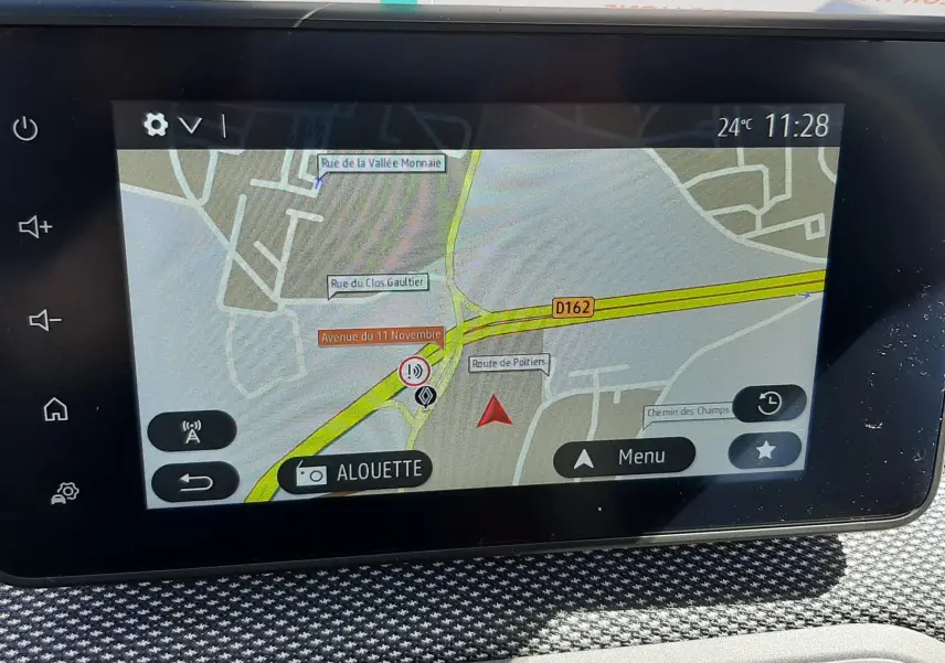 Écran tactile central du tableau de bord du Dacia Sandero Stepway 2025 affichant la navigation GPS en mode carte.