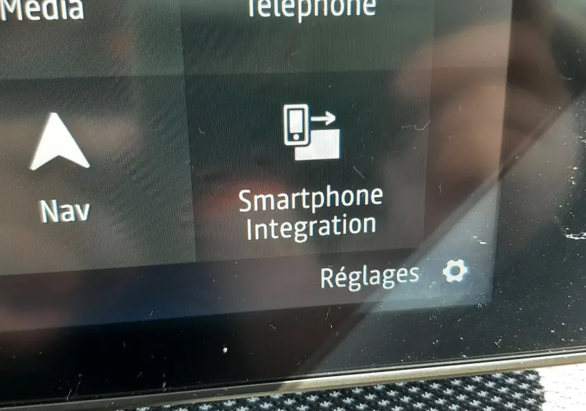 Écran tactile du système multimédia de la Dacia Sandero Stepway 2025 affichant l’intégration smartphone et les options médias.