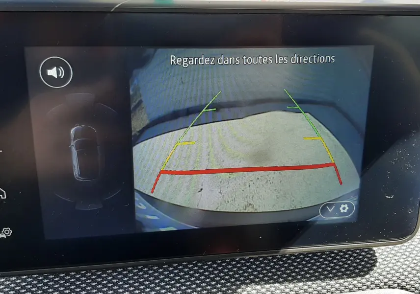 Écran de caméra de recul affichant les lignes de guidage, intérieur de la Dacia Sandero Stepway vert cèdre 2025.