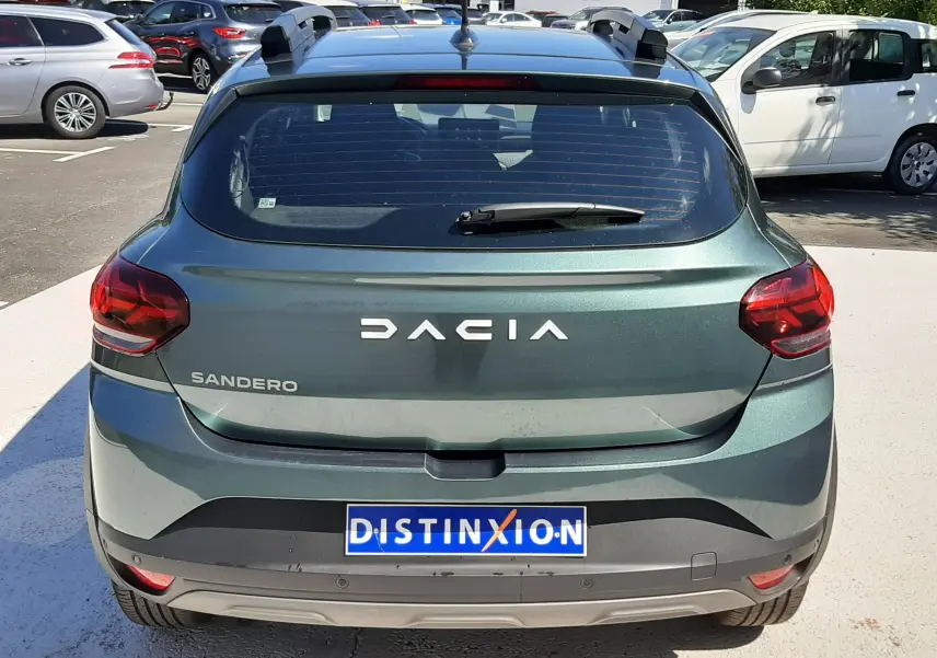 Vue arrière d'une Dacia Sandero Stepway 2025 en vert cèdre, avec feux rouges et plaque d'immatriculation Distinxion.