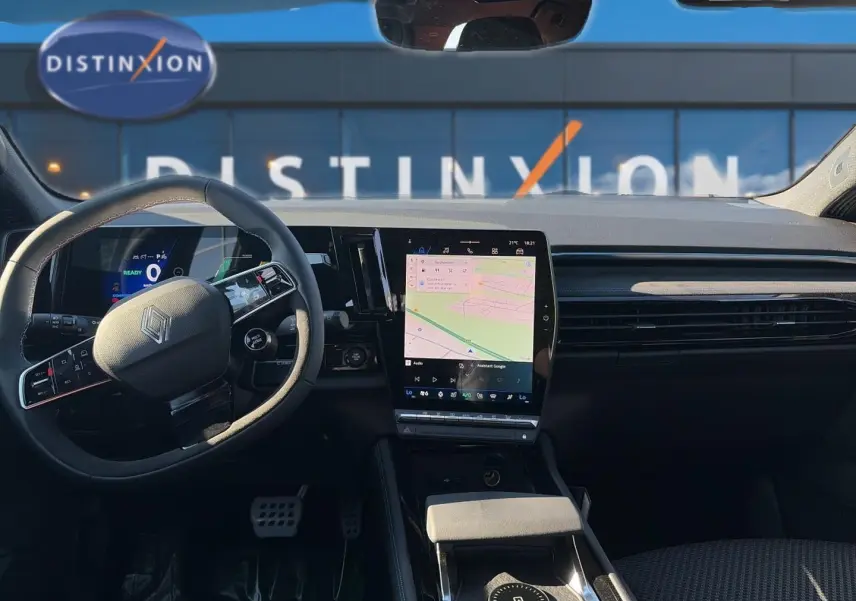 Vue intérieure avant du Renault Austral noir 2026, avec grand écran tactile central et volant multifonction.