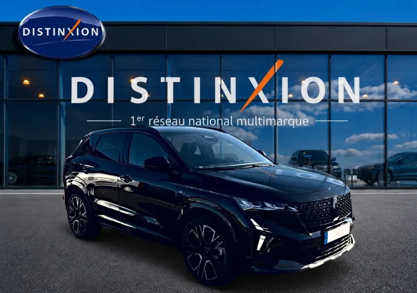 Renault Austral noir en 3/4 avant droit, avec calandre noire distinctive et jantes alliage noires.