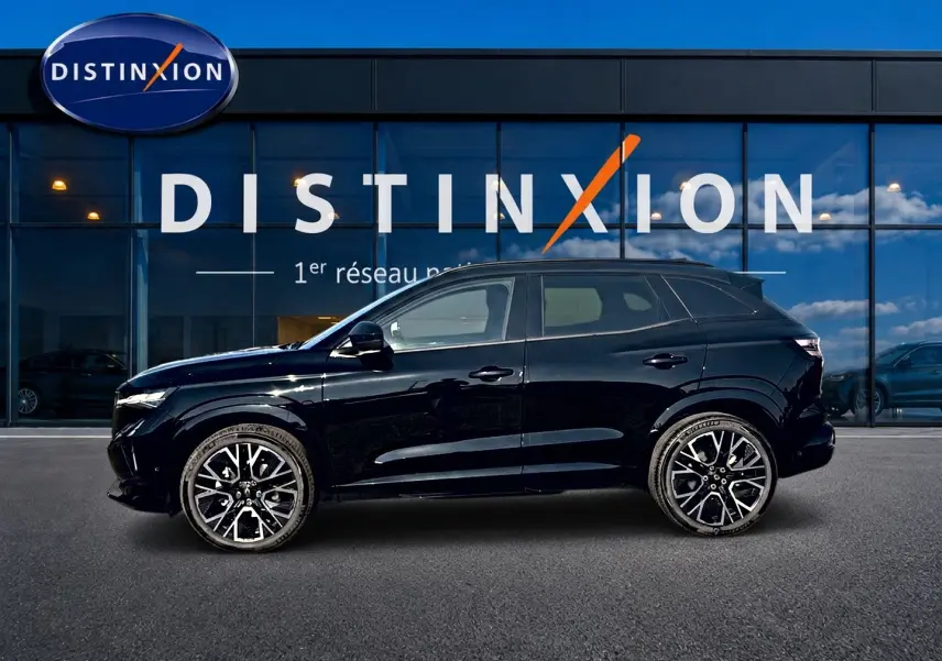 Profil droit du Renault Austral noir 2026 esprit alpine avec jantes alliage et toit noir devant un showroom Distinxion.
