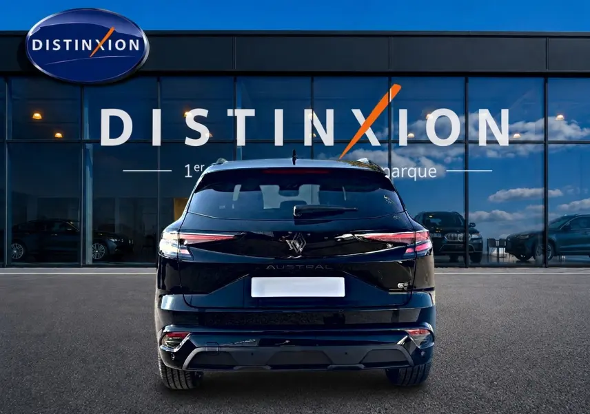 Vue arrière d’un Renault Austral noir 2026 avec feux LED fins et logo distinctif sur fond de vitrine Distinxion.