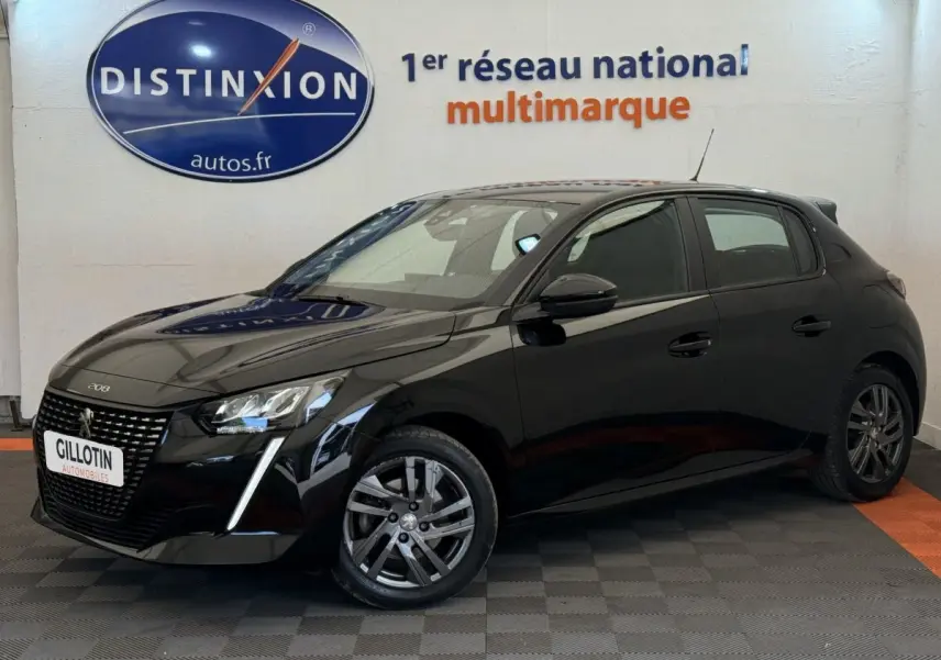 Peugeot 208 noir vue en 3/4 avant droit, avec calandre distinctive et jantes alliage foncé.