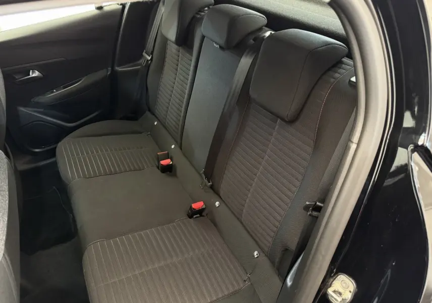 Banquette arrière noire vue côté droit de la Peugeot 208 2021 avec ceinture et appuie-têtes intégrés.