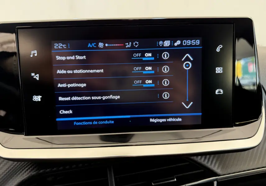 Écran tactile central affichant les réglages de conduite dans l'habitacle d'une Peugeot 208 noire de 2021.