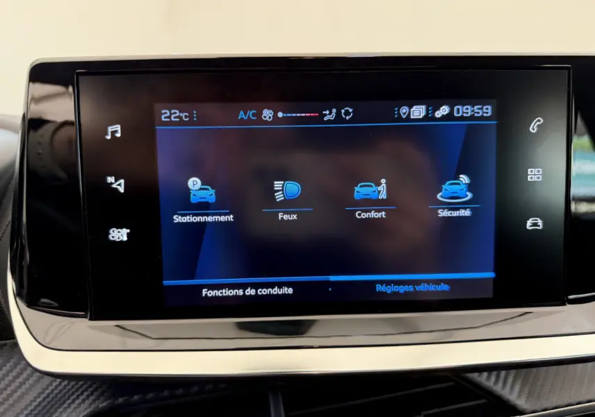 Écran tactile central du tableau de bord d'une Peugeot 208 noire, affichant les réglages de conduite.